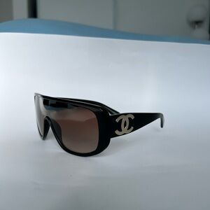 CHANEL Black shield Sunglasses 5495